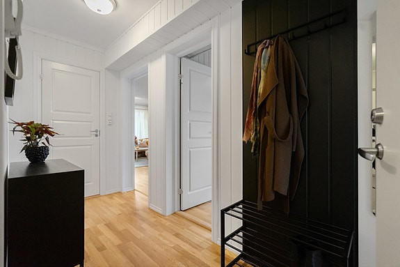 Smart planløsning med enkel adkomst til både stue og soverom fra gangen. God plass til å henge fra seg yttertøy og sko