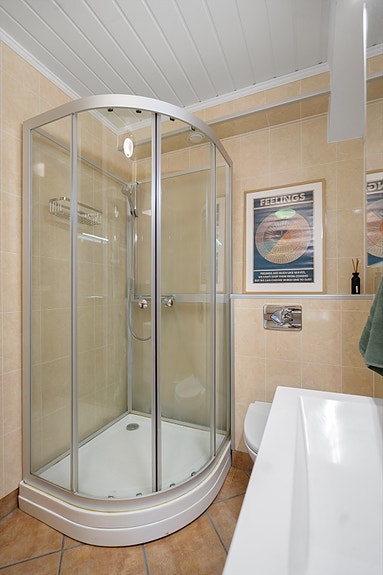 Lyst bad med praktisk dusjkabinett. Et rent og velholdt bad som dekker alle behov i hverdagen.