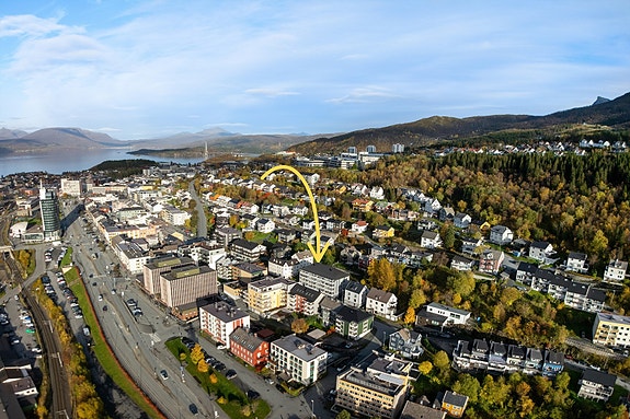 Kort vei til både natur og by - fra leiligheten er det kun få minutter til turområder og fjorden, samt gåavstand til sentrum hvor du finner alt du trenger!