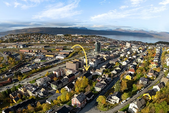 Sentrumsnær beliggenhet med gangavstand til butikker, spisesteder og byliv - her bor du midt i sentrum av Narvik