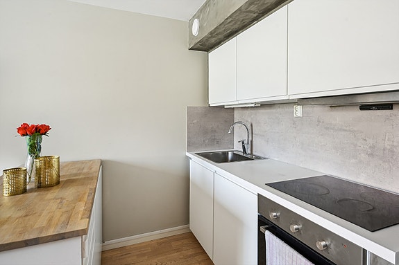 Her er det integrert kjøleskap, stekeovn, platetopp, vannstoppsystem og komfyrvakt.