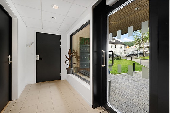 Fellesinngang med postkasse på utsiden av inngangen