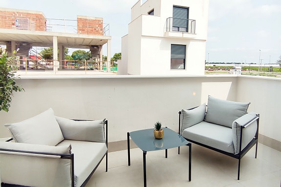 Rekkehus med takterrasse og basseng | 3 Soverom og 3 bad | Parkering | Møbelpakke