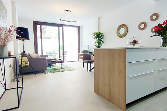 Rekkehus med takterrasse og basseng | 3 Soverom og 3 bad | Parkering | Møbelpakke