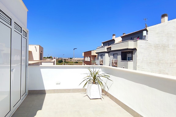 Rekkehus med takterrasse og basseng | 3 Soverom og 3 bad | Parkering | Møbelpakke