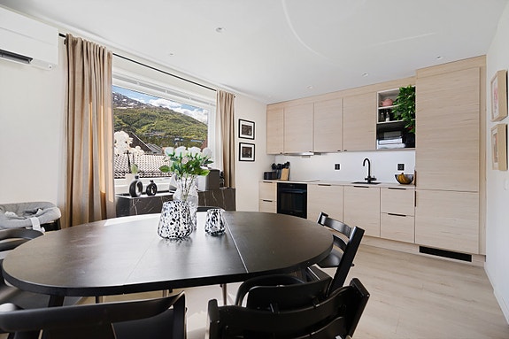 Åpen stue og kjøkkenløsning gir mulighet for matlaging og sosialt samvær