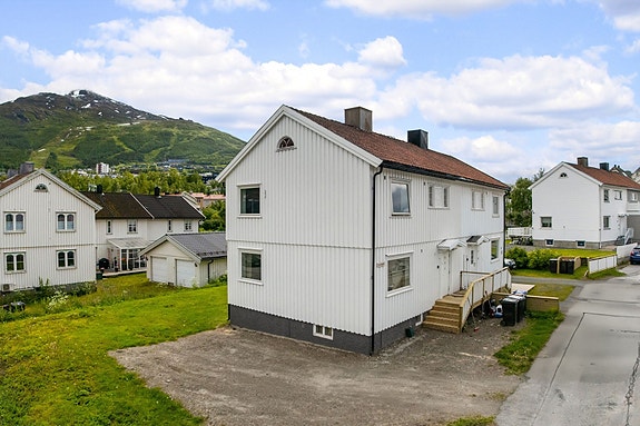 Vertikaldelt bolig i et stille og rolig nabolag med stor parkering og hage på fremside
