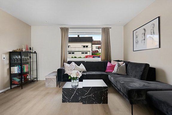 Stue med god plass til sofagruppe og spisebord