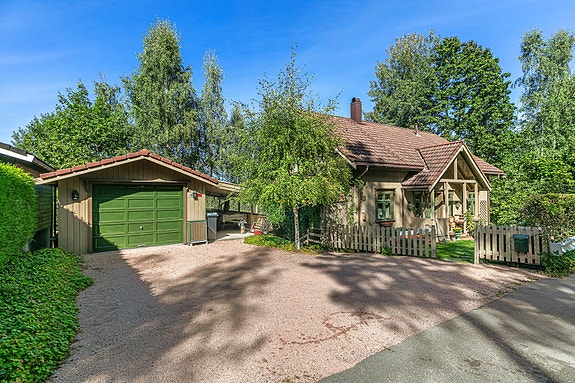 Privatmegleren Bærum har gleden av å presentere denne innholdsrike eneboligen med separat hybel og en frodig hage