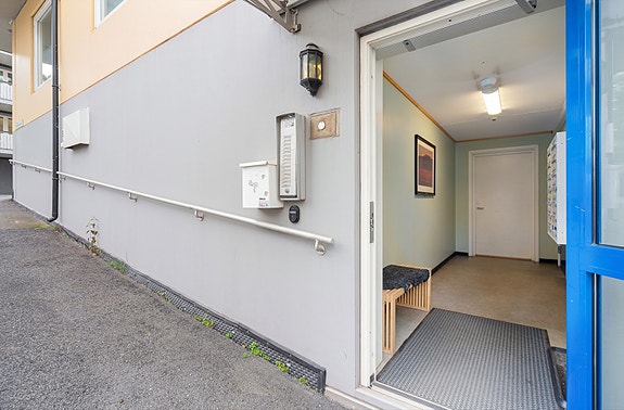 Hovedinngang med overbygg og enkel adkomst for alle aldersgrupper