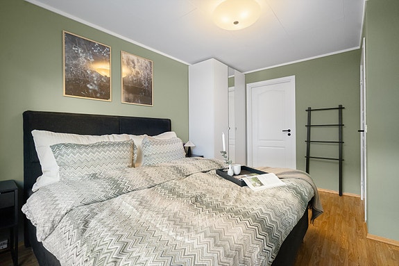 Soverom 2 - Rommet har en delikat fargepalett og harmonisk uttrykk - ideelt for et rolig avbrekk etter en lang dag