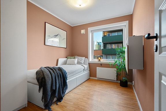 Soverom 1 - Soverom med lune fargetoner og godt lysinnslipp. Et behagelig rom med plass til seng, garderobeskap og små detaljer som gjør det personlig