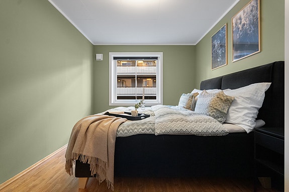 Soverom 2 - Et elegant og lunt soverom med plass til både oppbevaring og personlig preg
