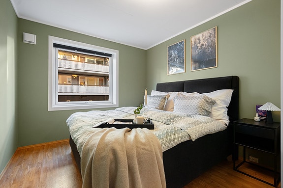 Soverom 2 - Stort vindu gir rommet et naturlig lysinnslipp og en luftig følelse