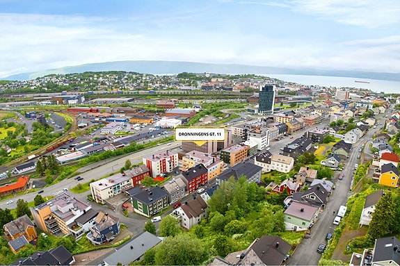 Leiligheten har en svært attraktiv beliggenhet, fra leiligheten er det kort vei til turområder, alle byens fasiliteter og dagligvarebutikk