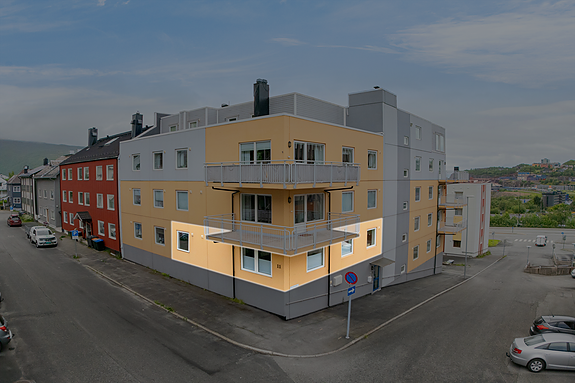 Leiligheten ligger i første etasje med enkel adkomst fra gateplan