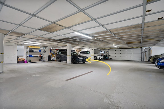 Med leiligheten får du parkeringsplass inne i garasje - praktisk og komfortabelt året rundt