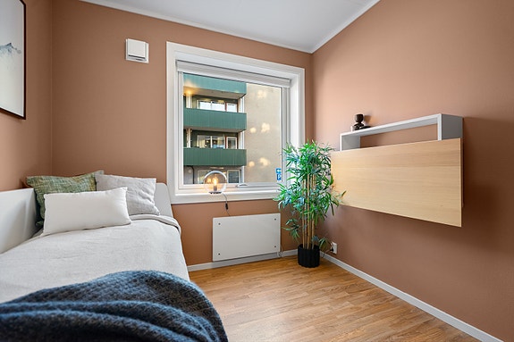 Soverom 1 - Stort vindu som slipper inn rikelig med dagslys, og rommet oppleves luftig og rolig - perfekt for både barn, gjester eller som kontor