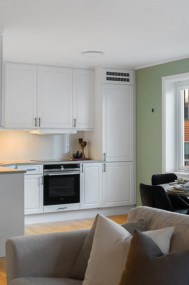 Kjøkkenet ligger i åpen løsning mot stue og spiseplass, noe som gir en sosial og luftig romfølelse