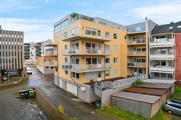 Bygget er velholdt og godt tatt vare på, bygget har parkeringsgarasje og heis tilgjengelig for boende