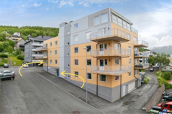 Inngang fra gateplan med kort vei til både sentrum, butikker og kollektivtransport