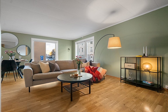 Stuen er romslig og utstyrt med store vinduer som slipper inn godt med dagslys