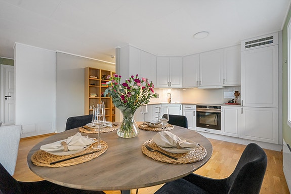 Kjøkkenet ligger i åpen løsning mot spiseområdet, noe som skaper en sosial og luftig atmosfære