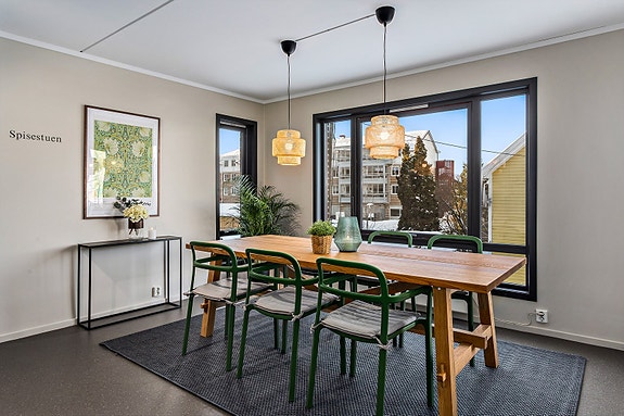 Spisestuen finner vi som en forlengelse av kjøkkenet i samme etasje. Området kan benyttes når man trenger flere sitteplasser eller brukes til andre sosiale aktiviteter som brettspill eller Quiz.
