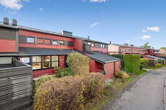 Velkommen til Jordbærveien 67, en rekkehusleilighet over 2 plan med attraktiv beliggenhet på Nordseter
