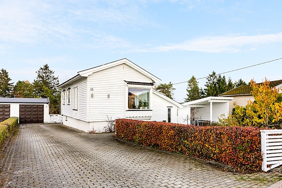 Innkjørsel med belegningstein.