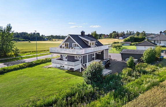 Velkommen til denne svært flotte og innholdsrike boligen!