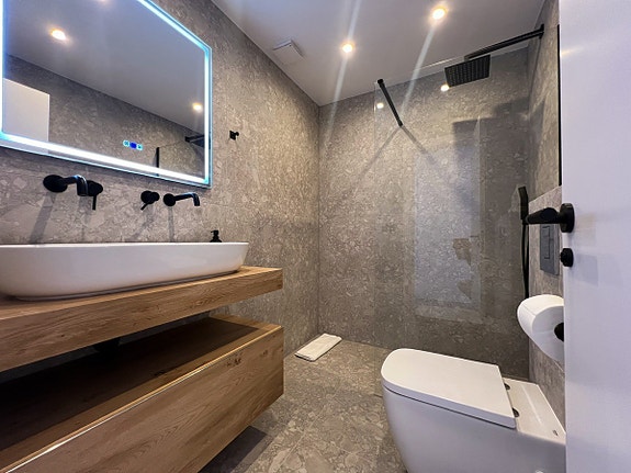 Penthouse med 3 soverom | Oppgradert | Takterrasse | Stort utleiepotensiale