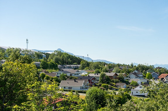 Utsikt til nærområdet fra eiendommen, her er det kort vei til idrettsanlegg og treningssenter ved Narvik Stadion