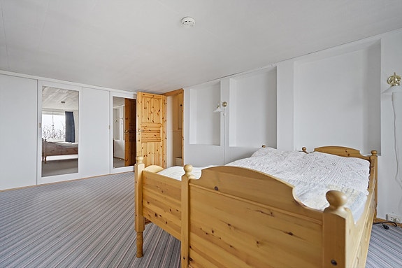 Skyvdørsgarderobe gir god plass for oppbevaring. Rommet er ikke omsøkt/godkjent hos bygningsmyndighetene.