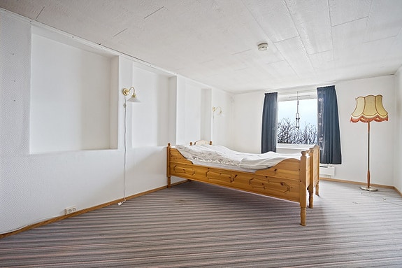 Innredet rom i underetasjen under garasje, rommet er ikke omsøkt/godkjent hos bygningsmyndighetene.