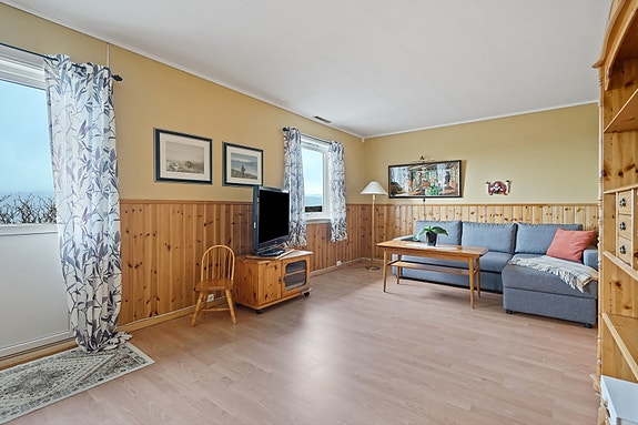 Fra TV-stue er det utgang til veranda