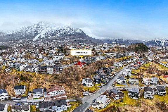 Enebolig beliggende sentralt på Storåsen med kort vei til dagligvarebutikk og gangavstand til barnehage, barne-, ungdoms- og videregående skole.