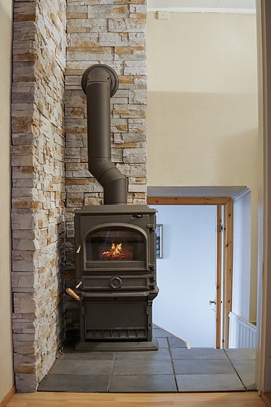 Vedfyring i begge etasjer gir god varme til boligen
