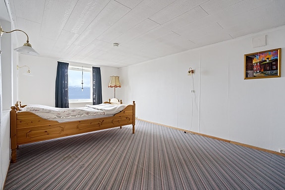 Innredet rom i underetasjen under garasje, rommet er ikke omsøkt/godkjent hos bygningsmyndighetene.