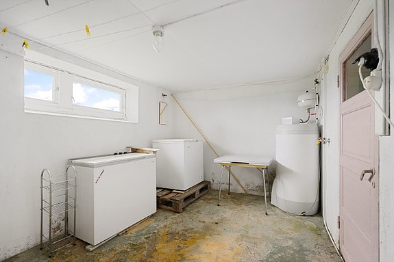 Romslig kjeller med gode oppbevaringsmuligheter av diverse utstyr