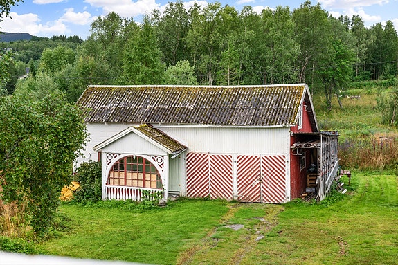 Uthus med særpreg og plass til oppbevaring - et flott tillegg til eiendommen