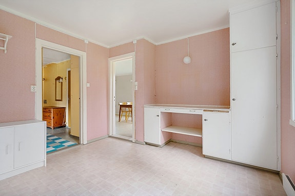 Kjøkken med flere innredningsmuligheter og adkomst til både hall og spisestue