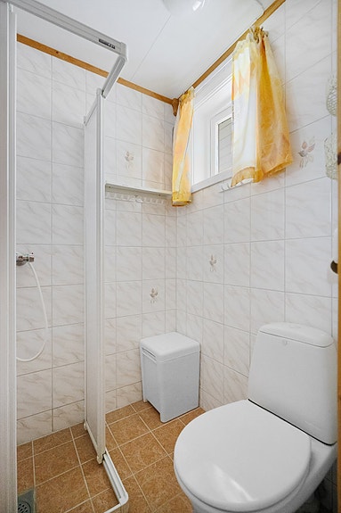 Lyst bad med vindu som gir naturlig lysinnslipp. Her er det mulighet til å modernisere og tilpasse til din egen stil