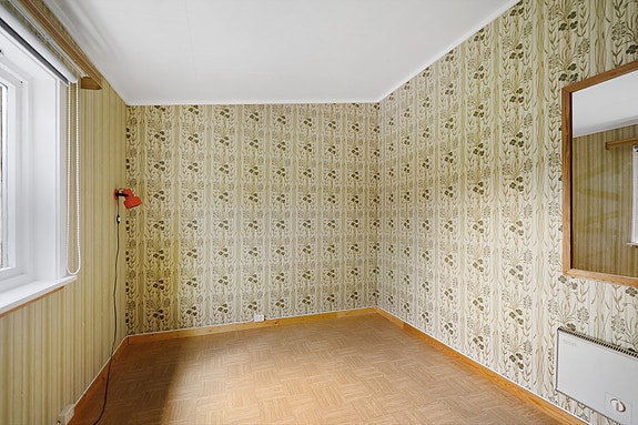 Soverom 1 - her er det god plass til både seng og garderobeløsning