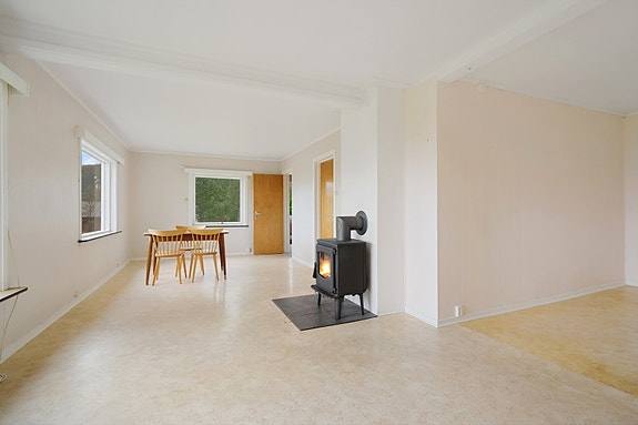 Åpen og innbydende stue med fleksibel planløsning og gode muligheter for å sette eget preg