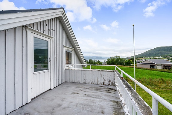 Altan i andre etasje med utgang fra soverom 2