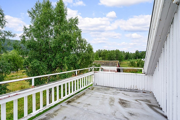 Altan med god plass til utemøbler, hvor du kan skape din egen lille oase med utsikt mot hagen og naturen