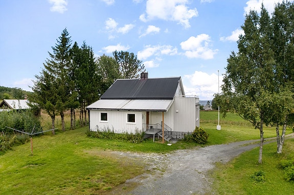 Boligen har adkomst via grusvei opp til gårdsplassen - det er gode parkeringsmuligheter på tomten