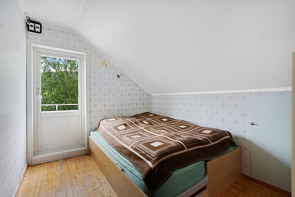 Soverom 2 - lyst soverom med skråtak og utgang til altan