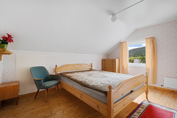 Soverom 3 - romslig soverom med plass til dobbeltseng og garderobeløsning